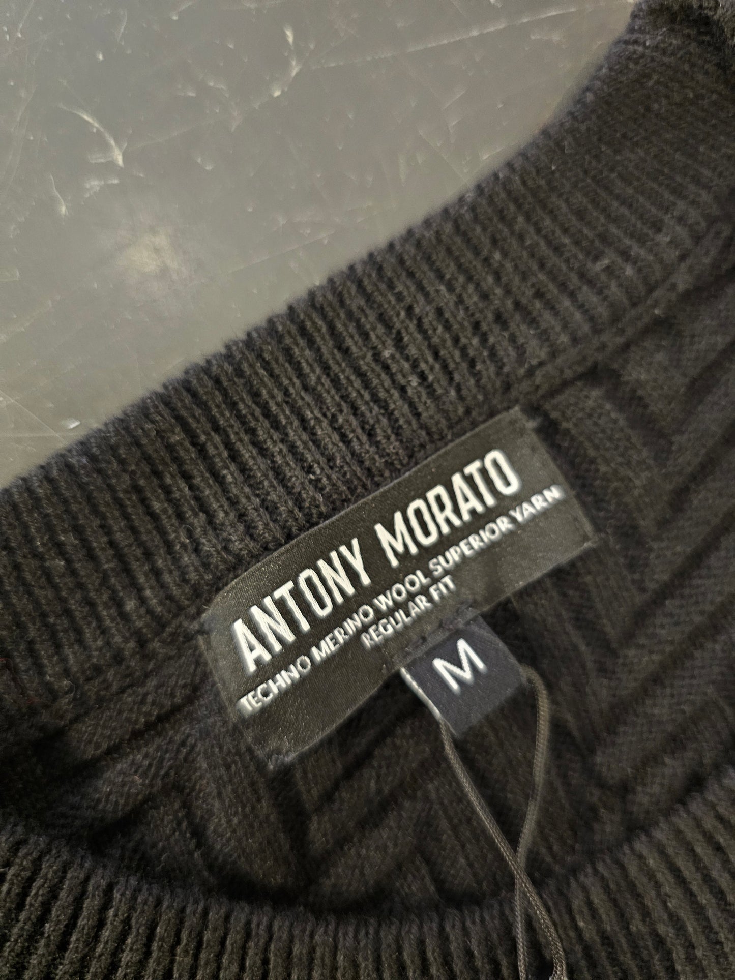 MAGLIA TECHNO NERA MOTIVO RILIEVO