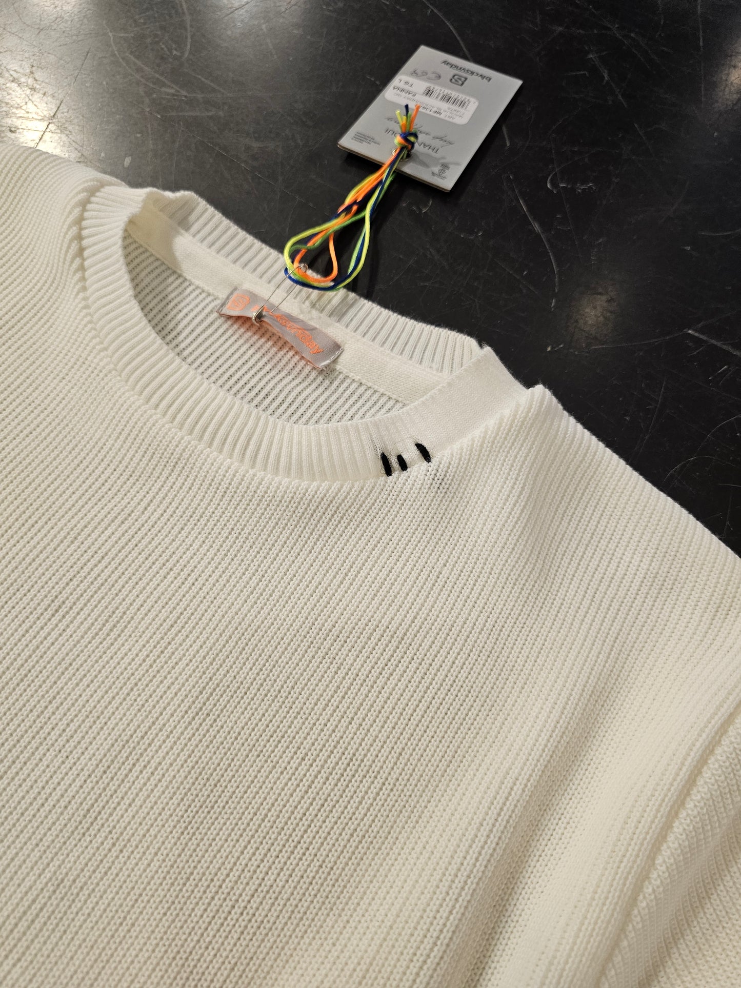 MAGLIA BIANCA VERNICE E CUCITURE A CONTRASTO