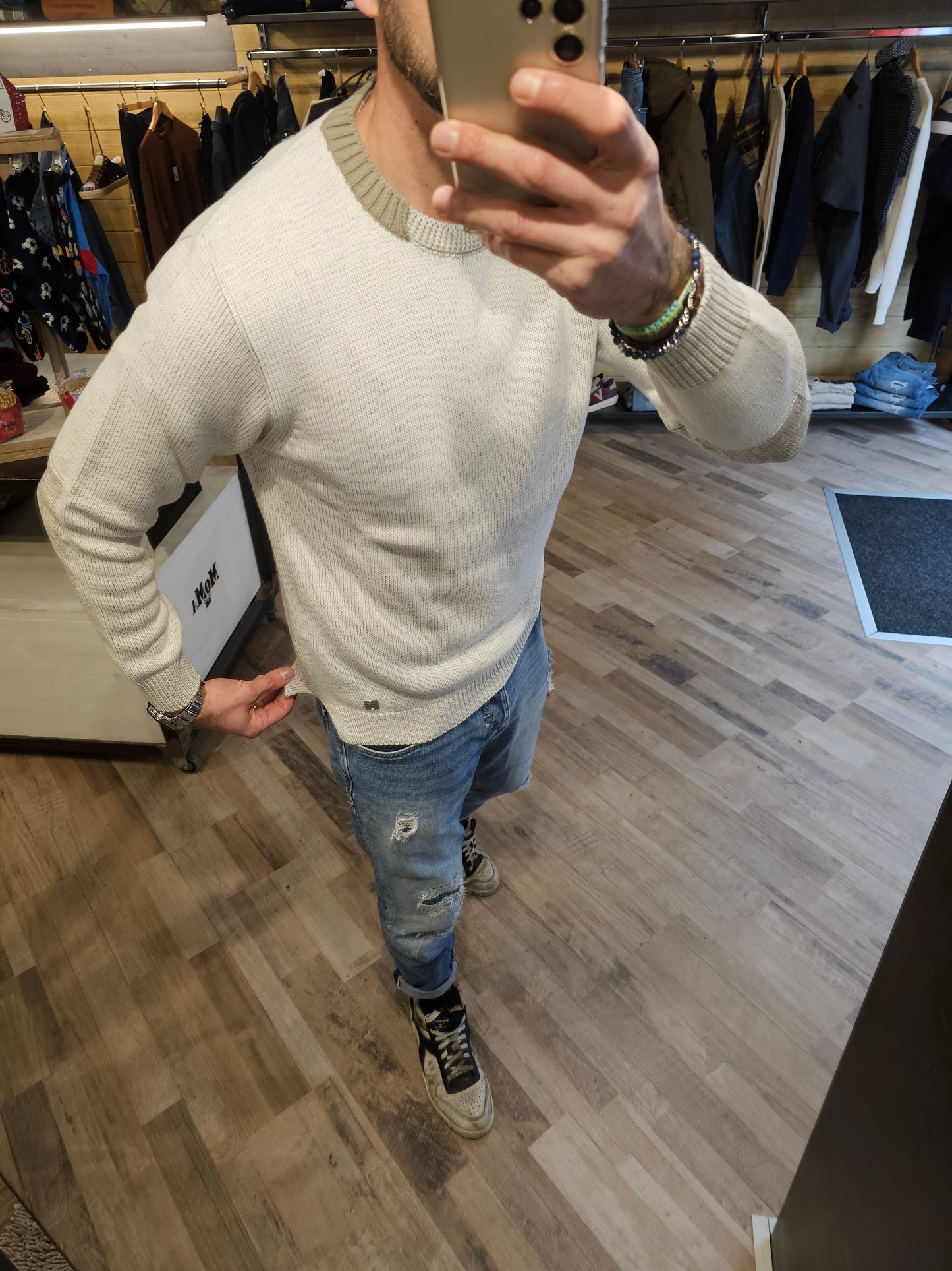 MAGLIA AVORIO CON CUCITURE CONTRASTO E TOPPE