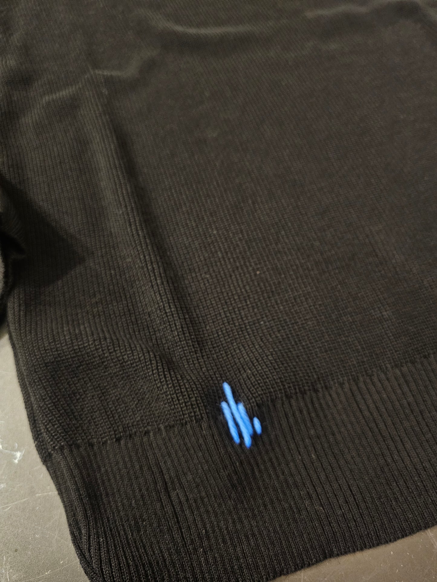 MAGLIA NERA FILO LANA A CONTRASTO AZZURRO