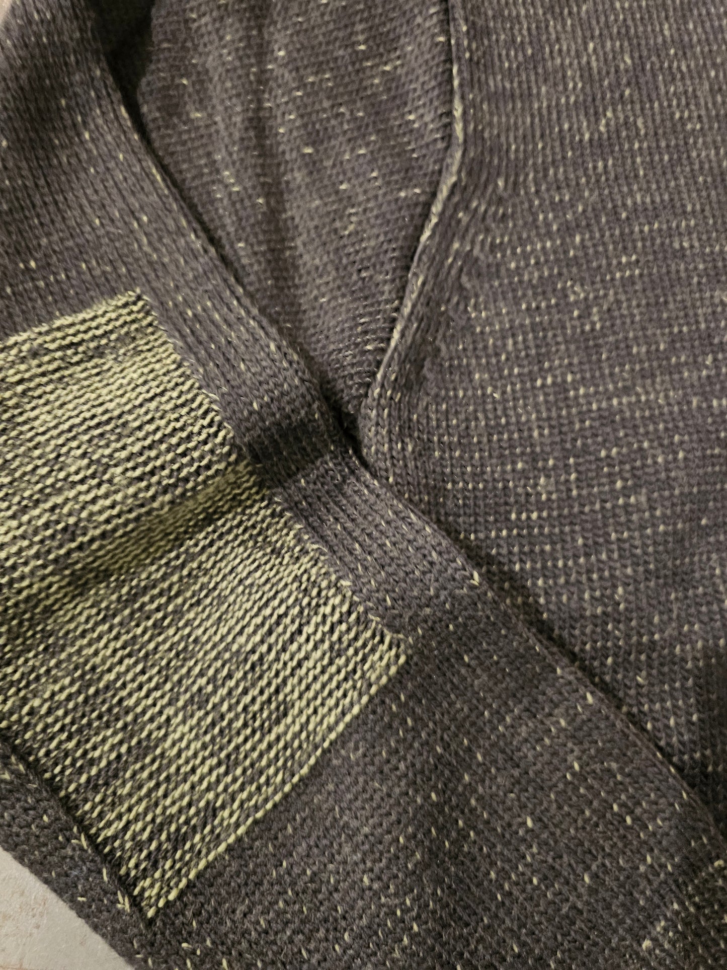 MAGLIA VERDONE CON CUCITURE A CONTRASTO E TOPPE