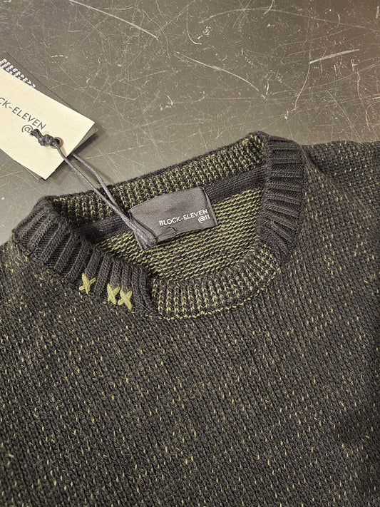 MAGLIA VERDONE CON CUCITURE A CONTRASTO E TOPPE