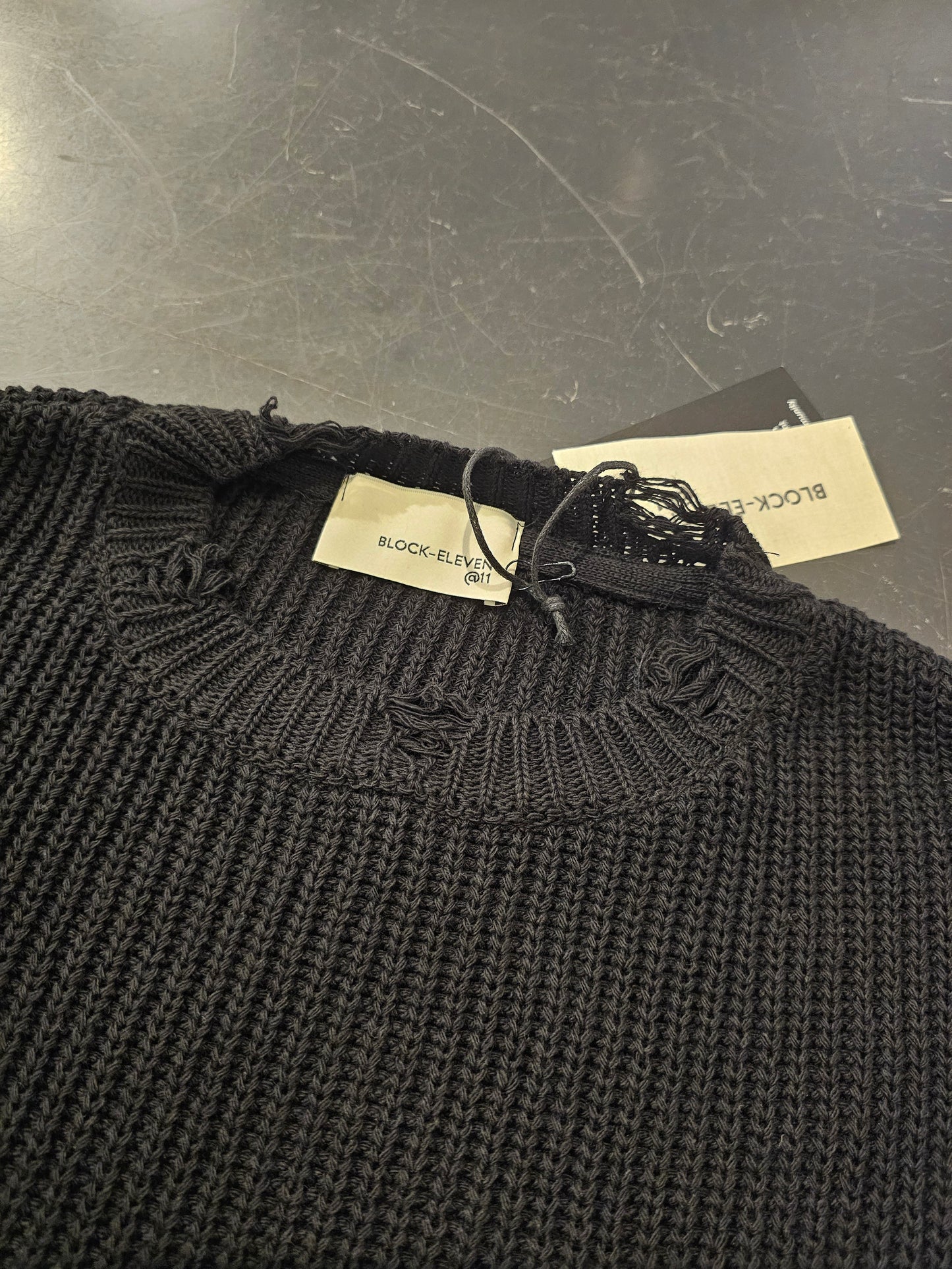 MAGLIA COTONE NERA ROTTURE