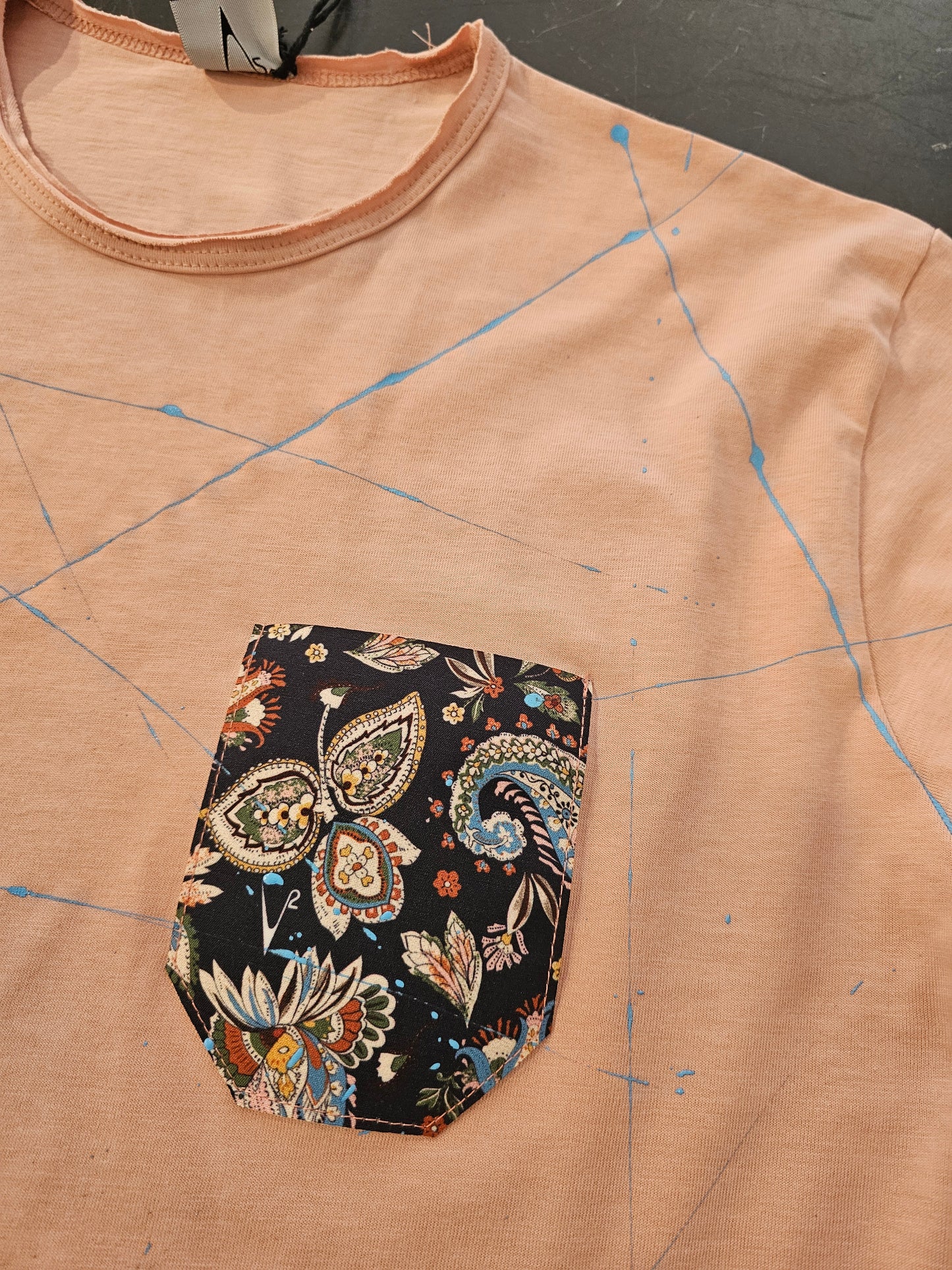 T-SHIRT VERNICE E TASCA