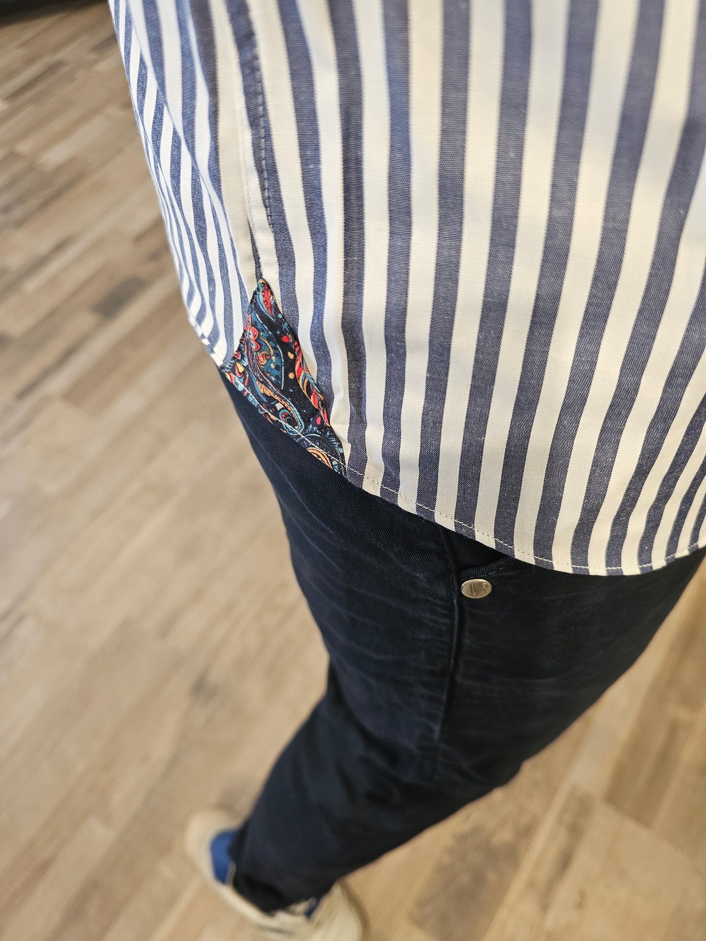 CAMICIA RIGATEA CON DETTAGLI A CONTRASTO