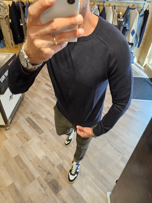 MAGLIA BLU MOTIVO MEZZO BRACCIO