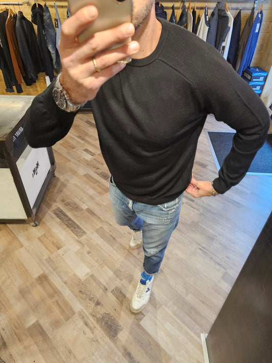 MAGLIA NERA MOTIVO MEZZO BRACCIO