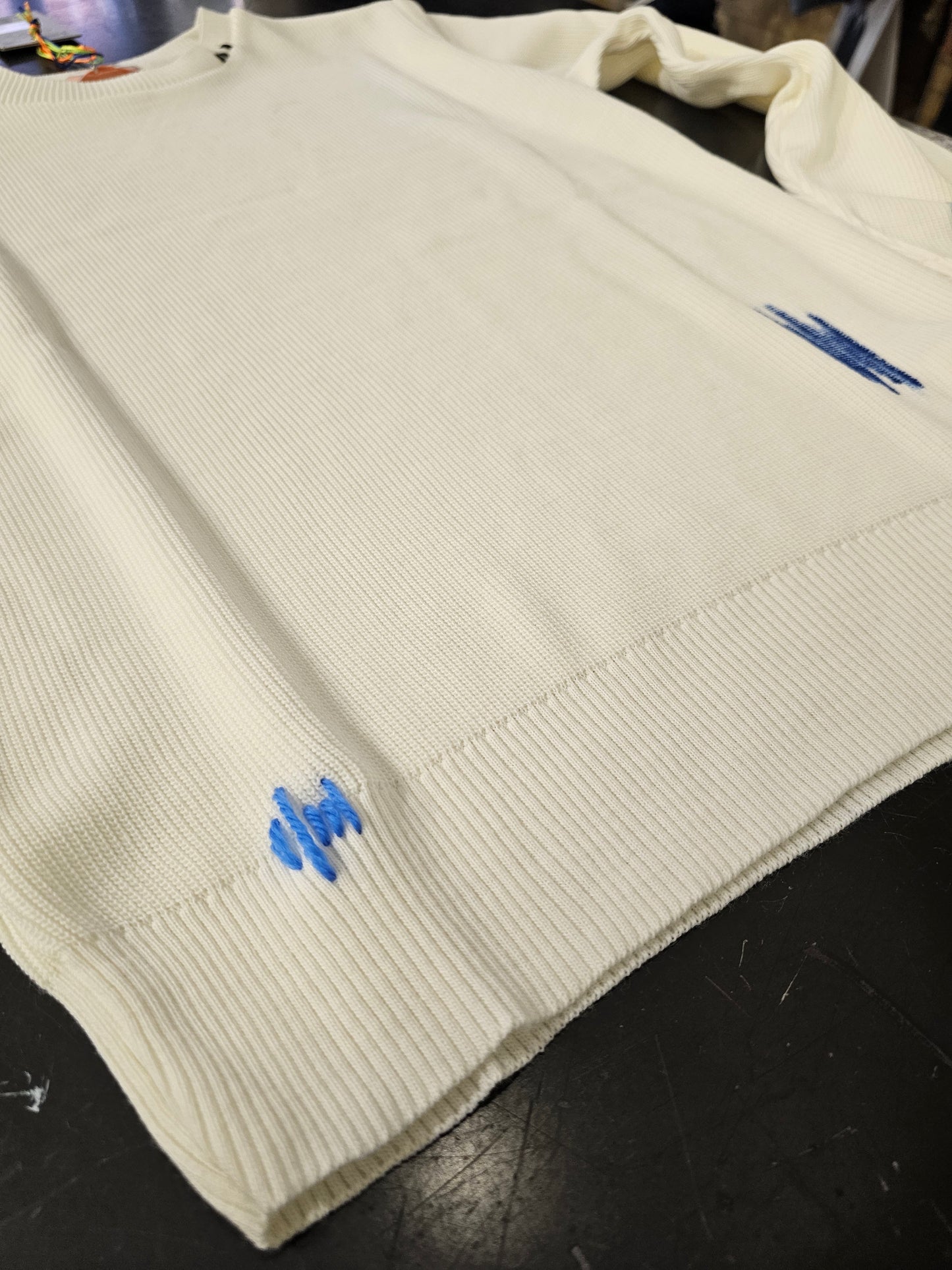 MAGLIA BIANCA VERNICE E CUCITURE A CONTRASTO