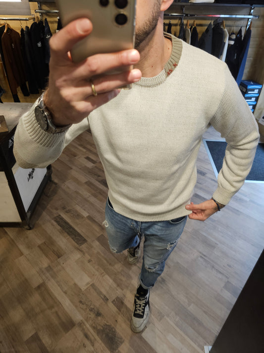 MAGLIA AVORIO CON CUCITURE CONTRASTO E TOPPE