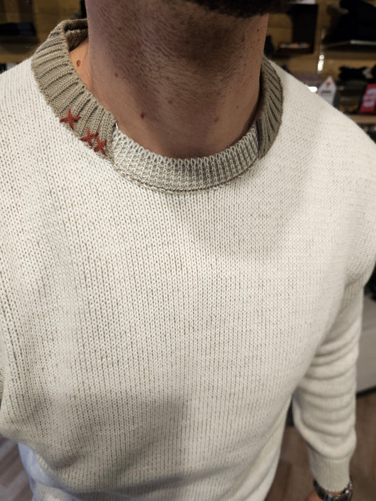 MAGLIA AVORIO CON CUCITURE CONTRASTO E TOPPE