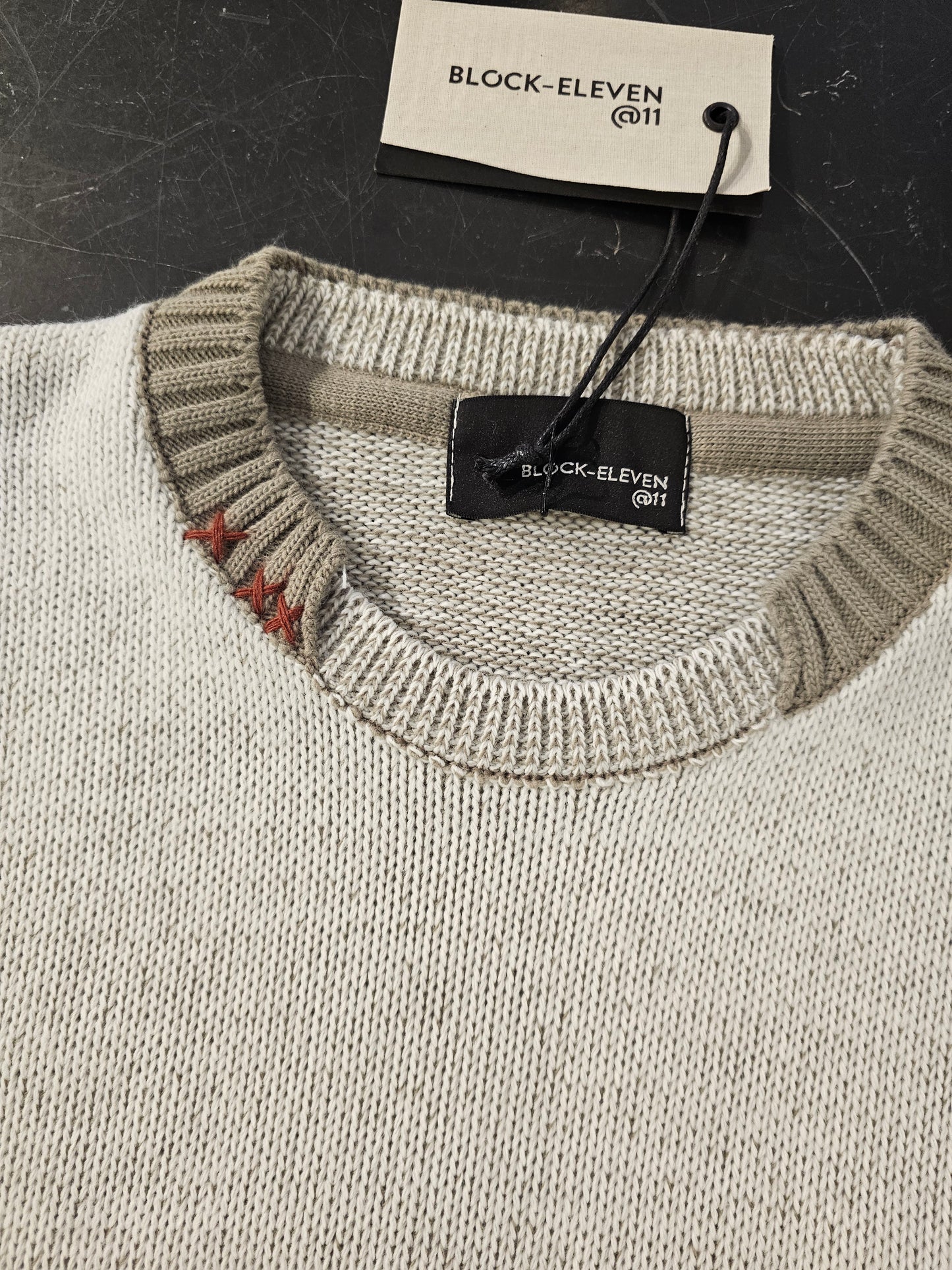 MAGLIA AVORIO CON CUCITURE CONTRASTO E TOPPE