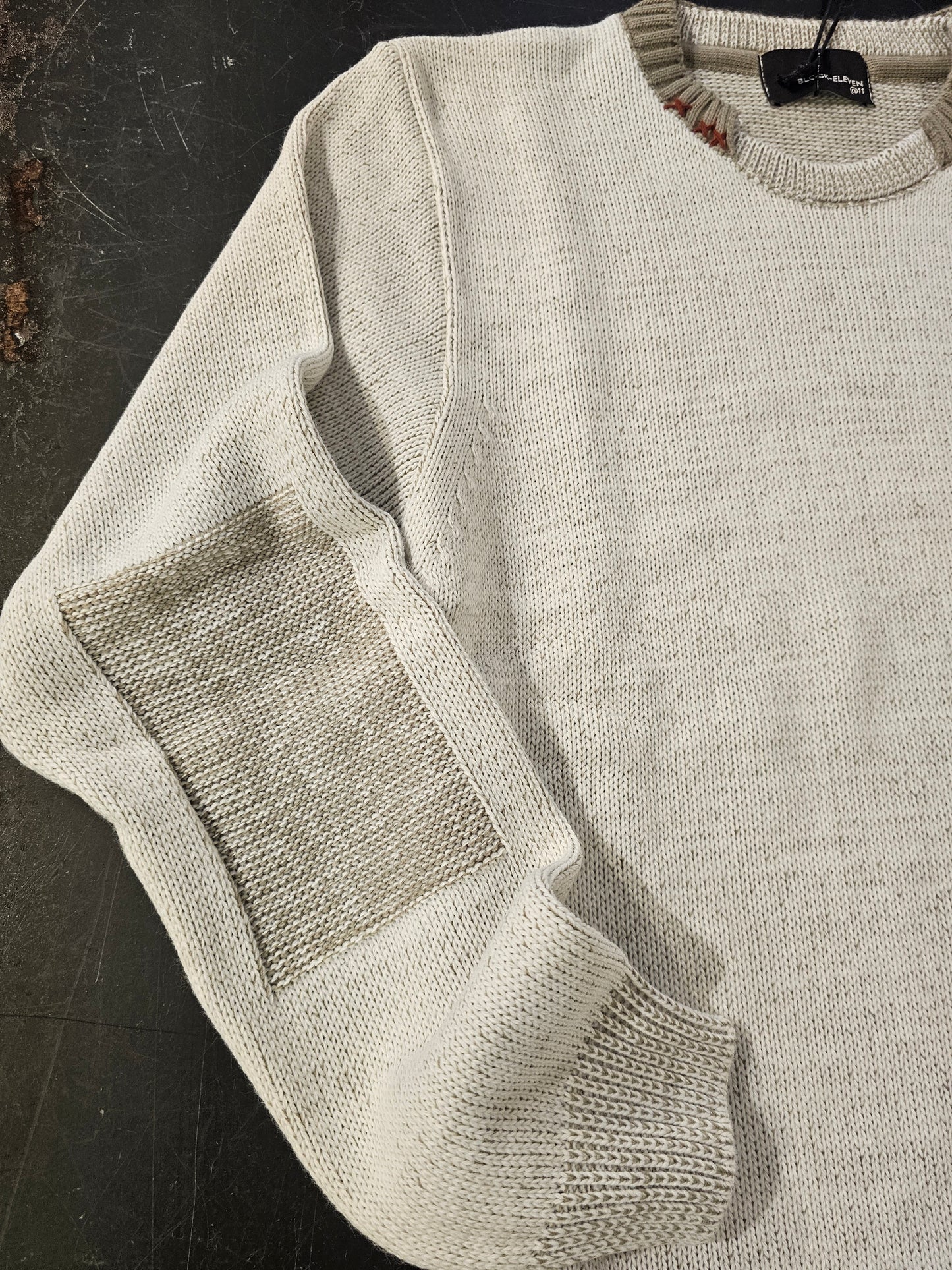 MAGLIA AVORIO CON CUCITURE CONTRASTO E TOPPE