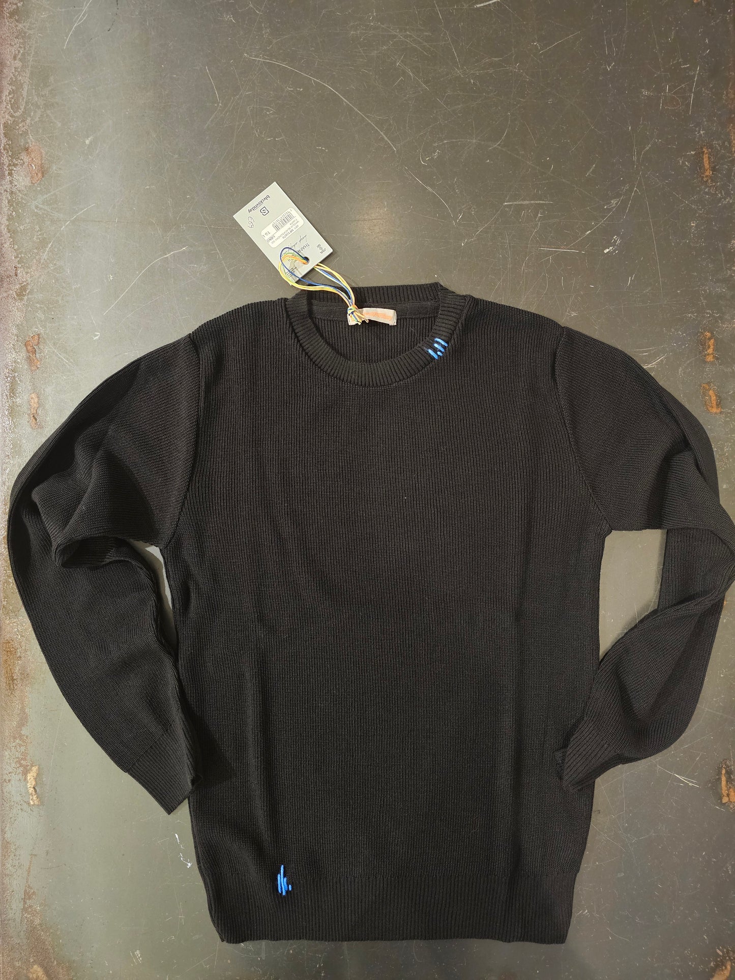 MAGLIA NERA FILO LANA A CONTRASTO AZZURRO