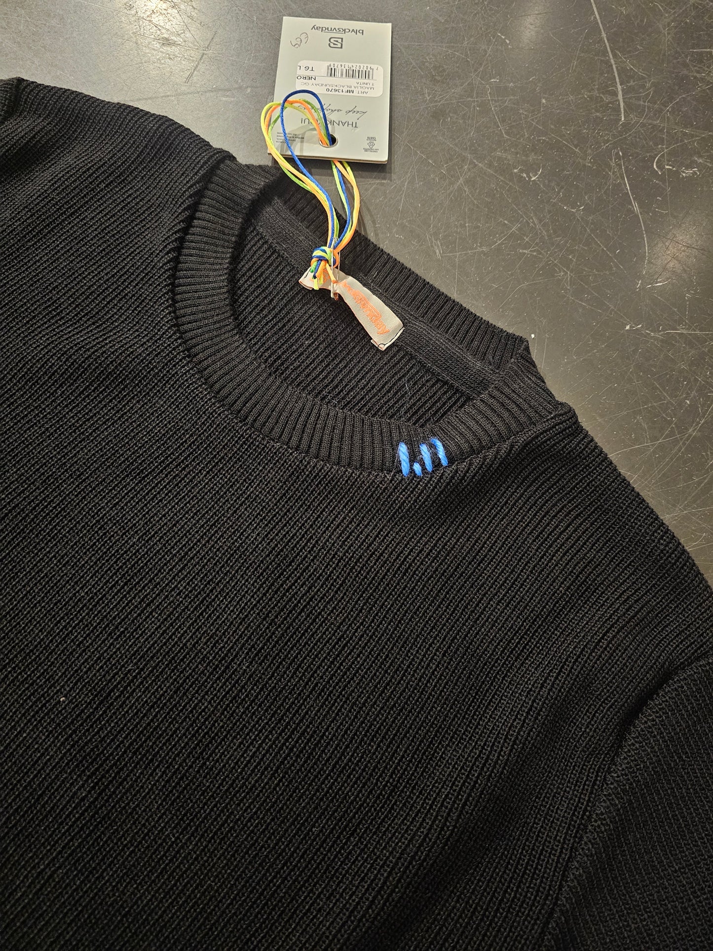 MAGLIA NERA FILO LANA A CONTRASTO AZZURRO