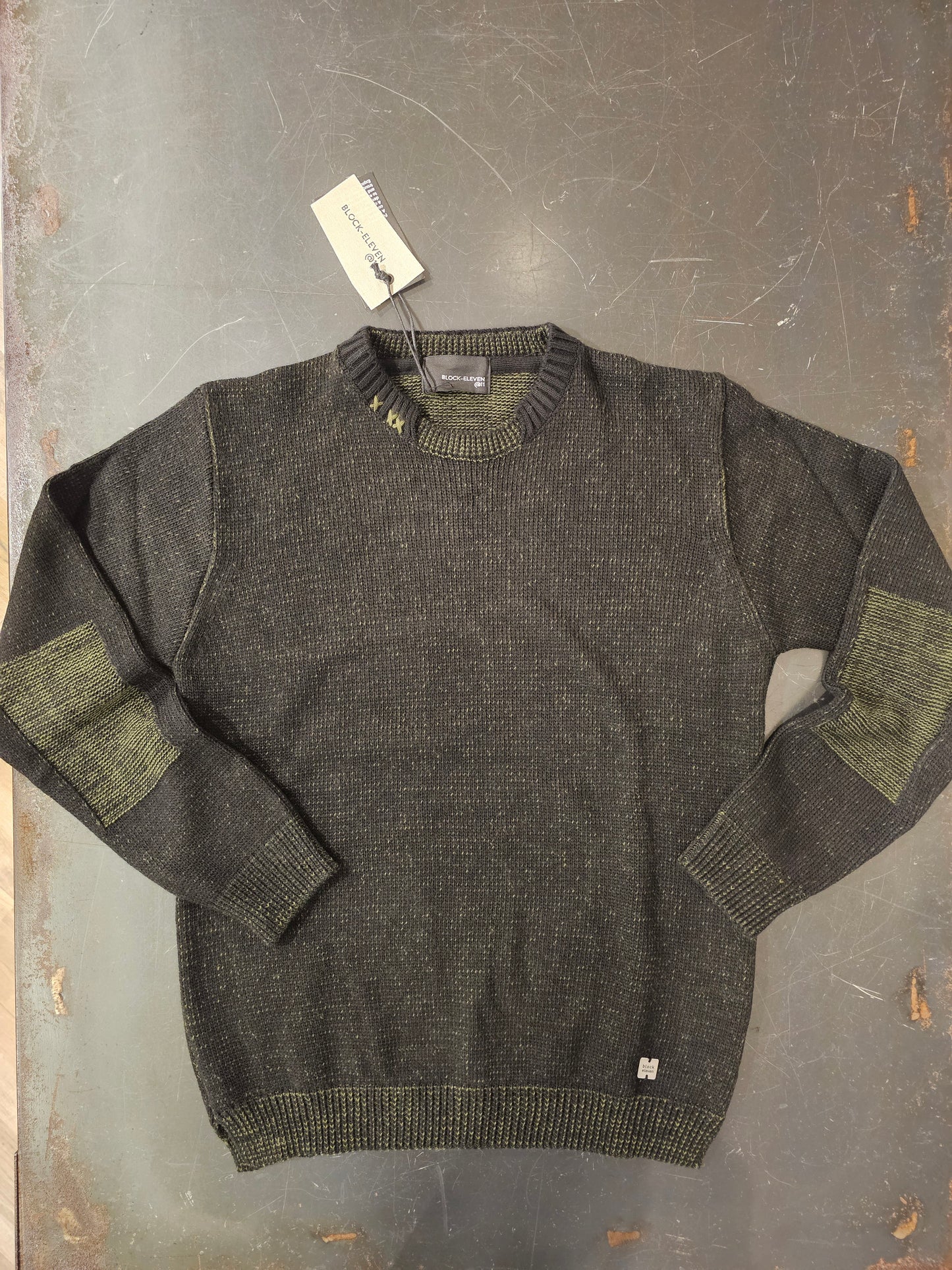 MAGLIA VERDONE CON CUCITURE A CONTRASTO E TOPPE