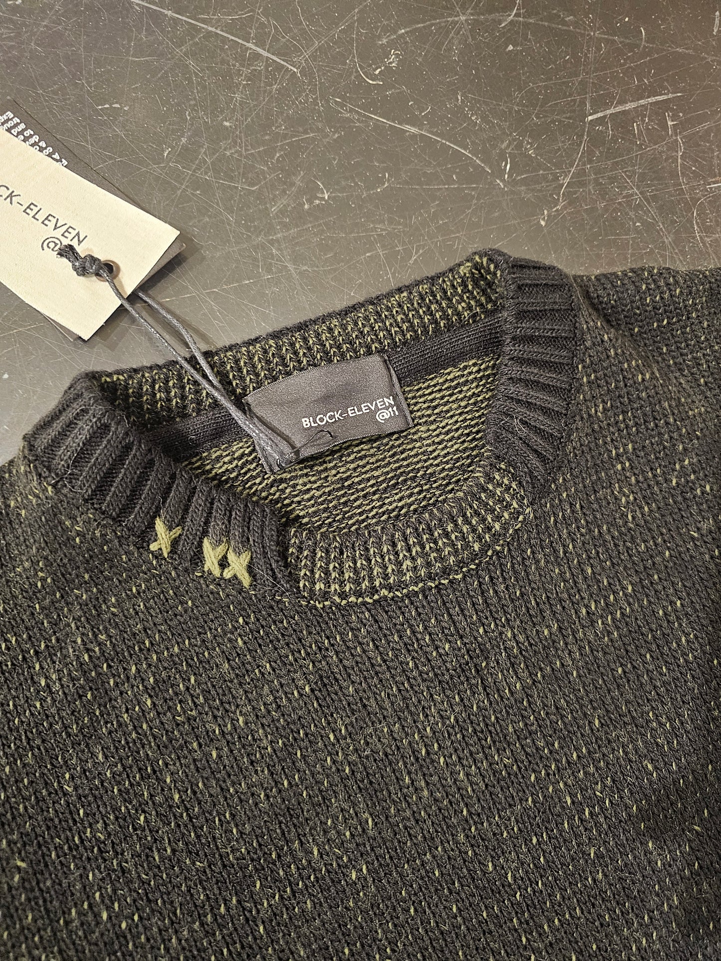 MAGLIA VERDONE CON CUCITURE A CONTRASTO E TOPPE