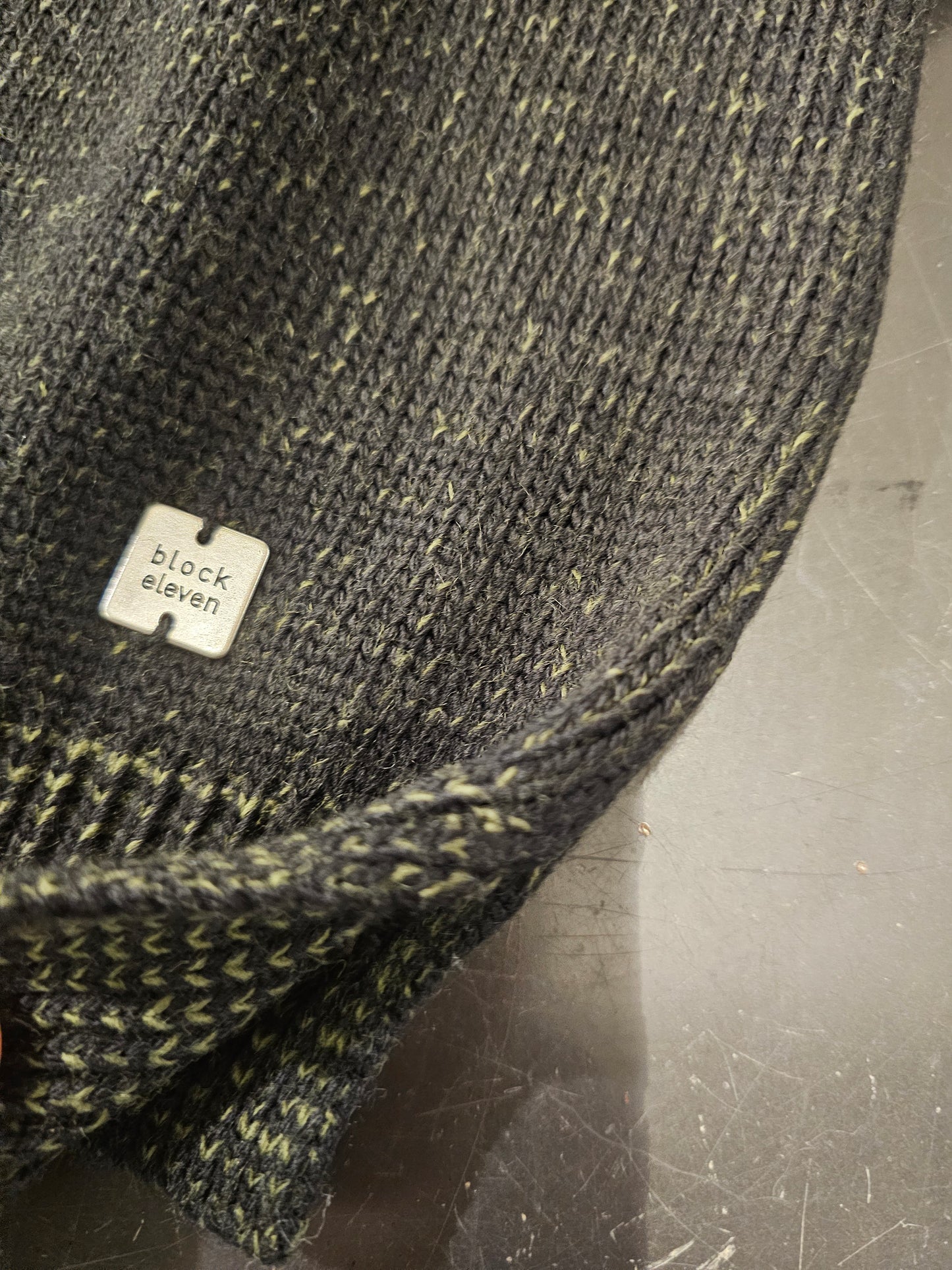 MAGLIA VERDONE CON CUCITURE A CONTRASTO E TOPPE