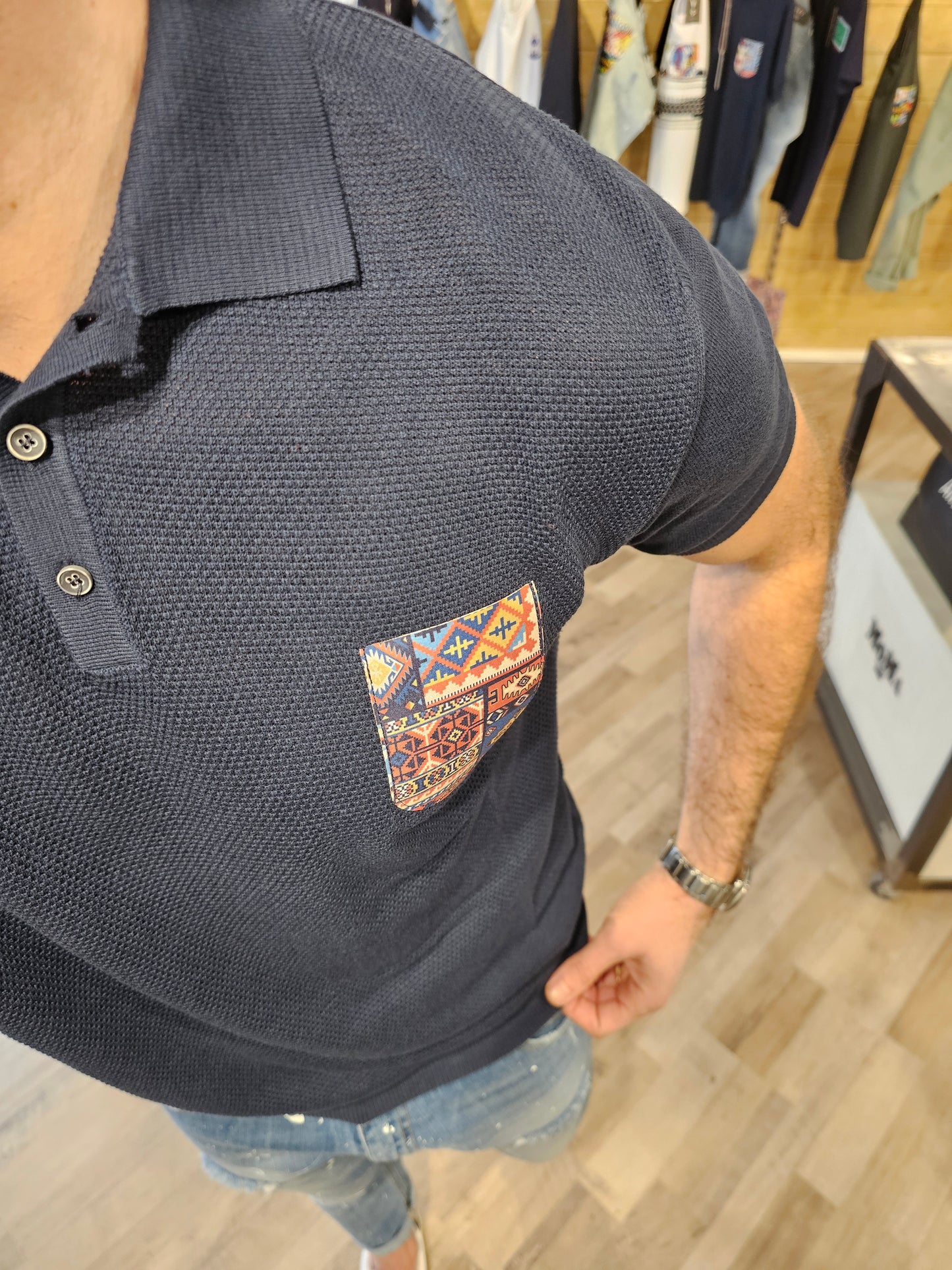 POLO IN MAGLIA BLU CON TASCA