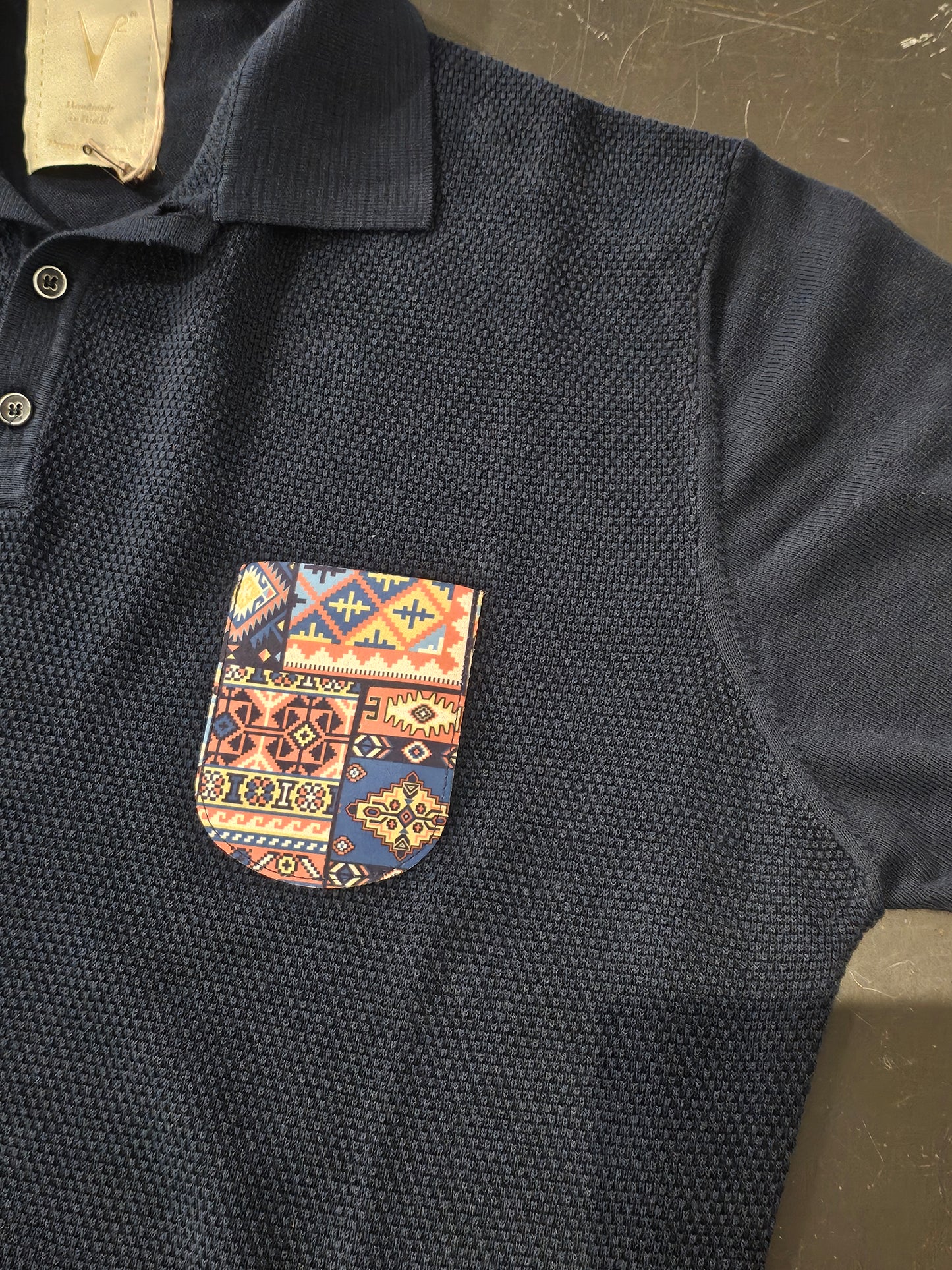 POLO IN MAGLIA BLU CON TASCA