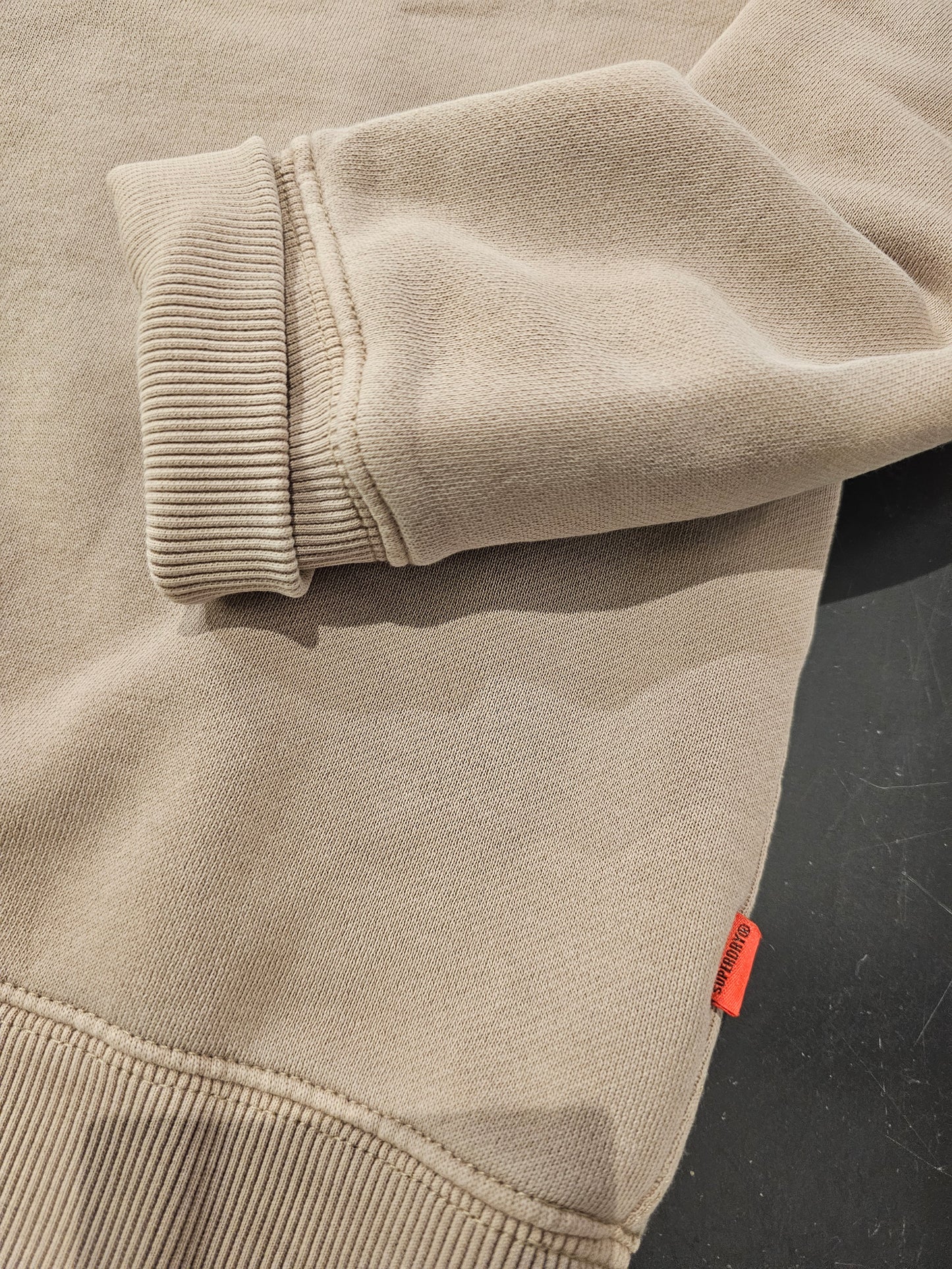 FELPA DESERT SUPERDRY