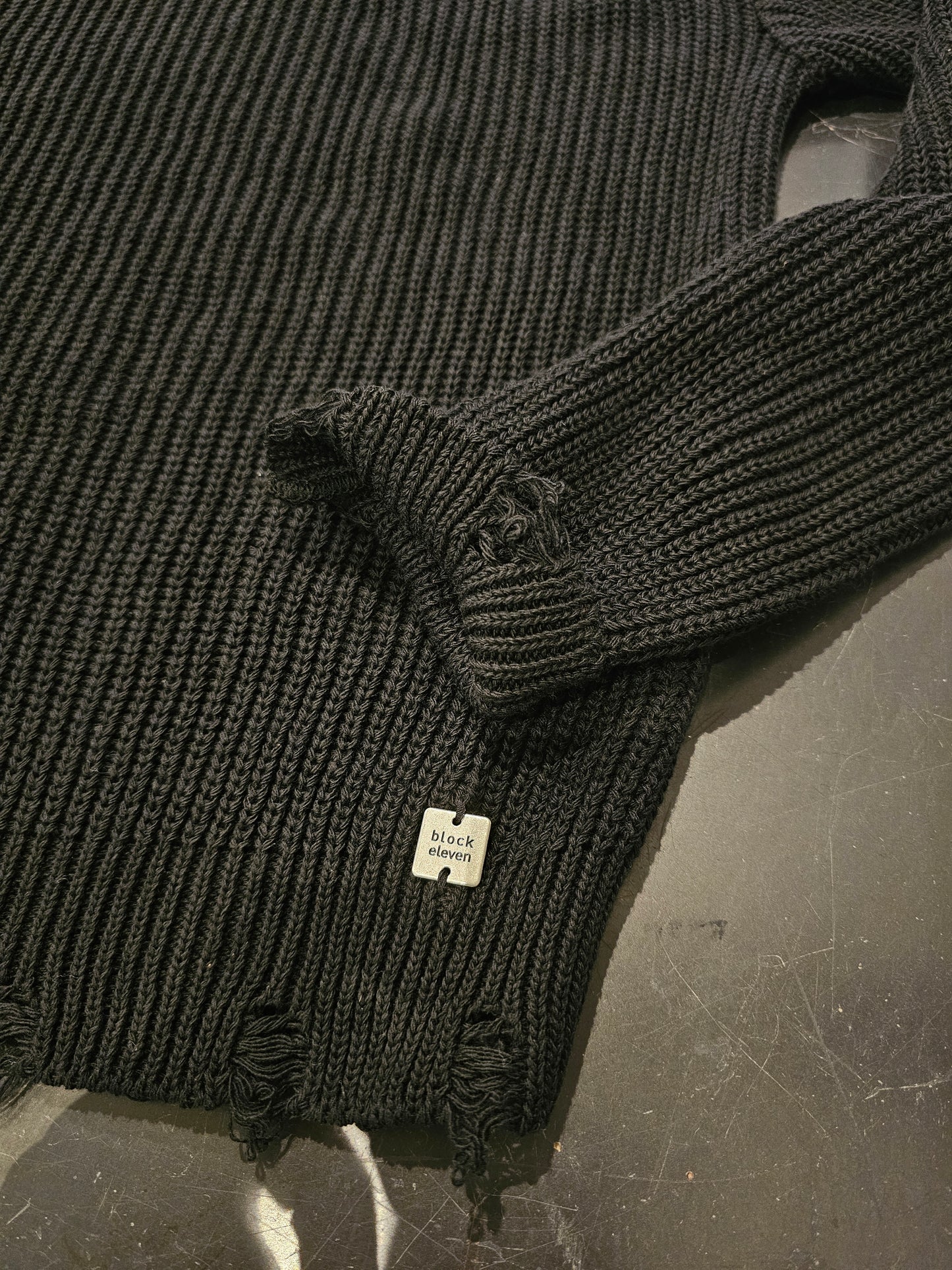 MAGLIA COTONE NERA ROTTURE