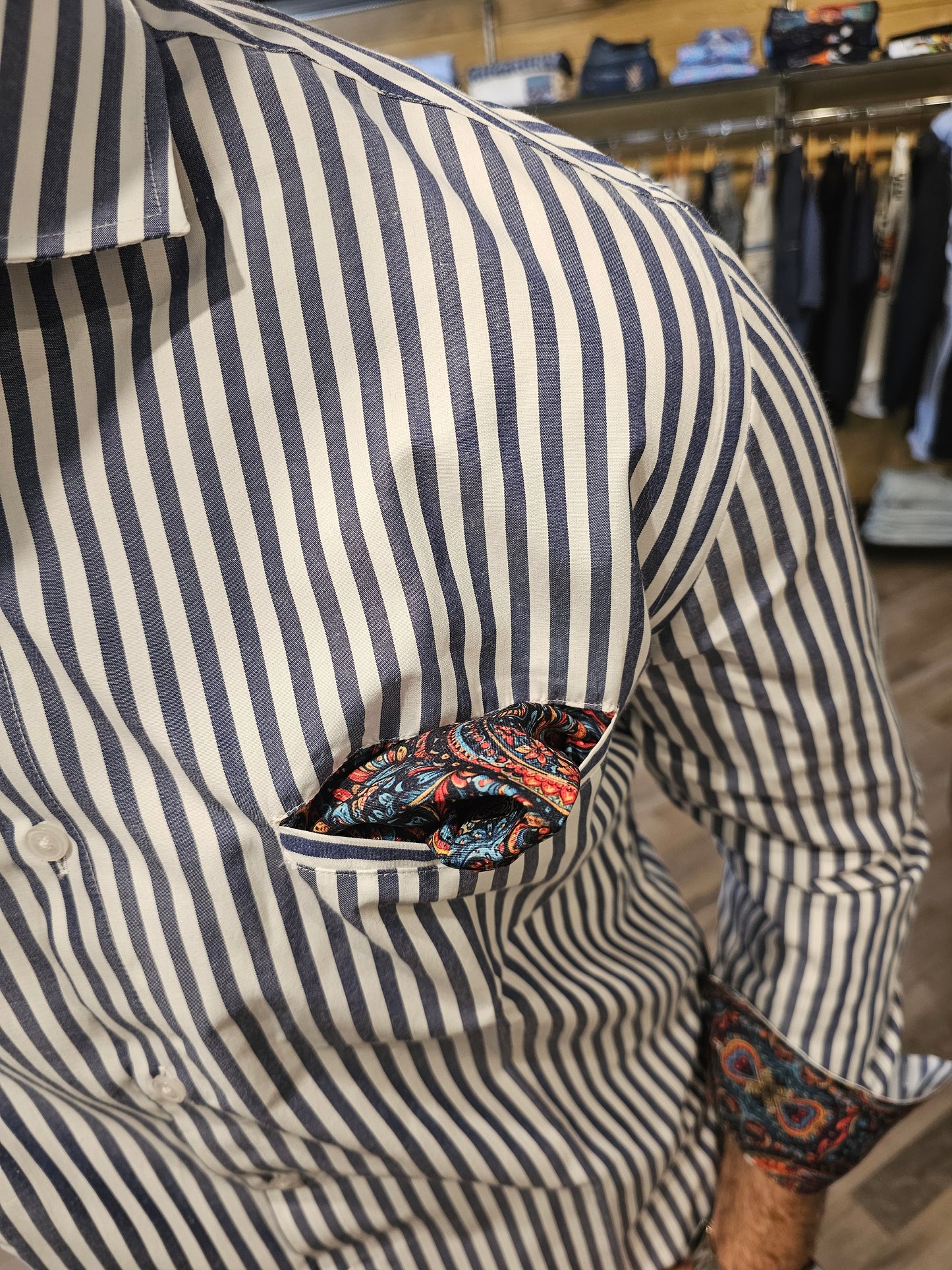 CAMICIA RIGATEA CON DETTAGLI A CONTRASTO