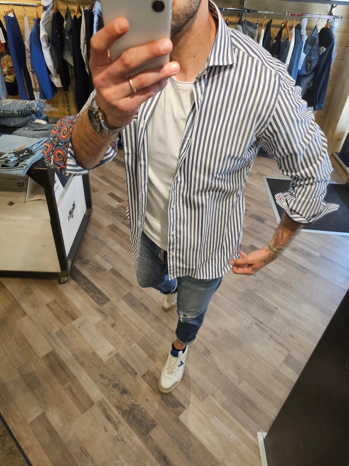 CAMICIA RIGATEA CON DETTAGLI A CONTRASTO