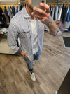 CAMICIA RIGATEA CON DETTAGLI A CONTRASTO