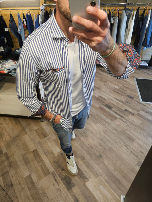 CAMICIA RIGATEA CON DETTAGLI A CONTRASTO