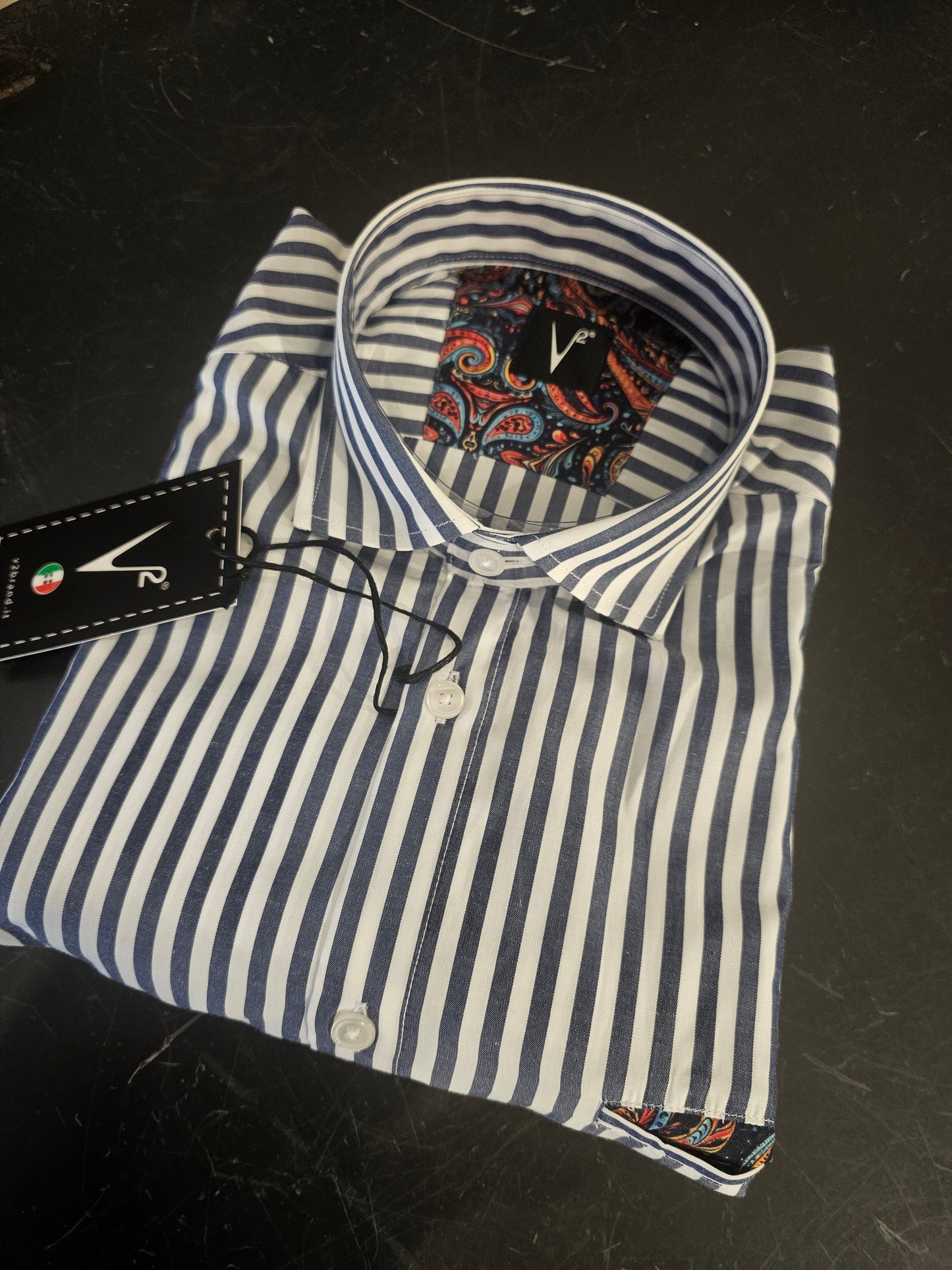 CAMICIA RIGATEA CON DETTAGLI A CONTRASTO