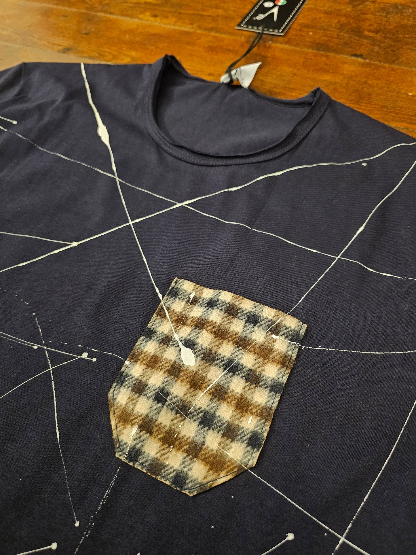 T-SHIRT TASCA E VERNICE