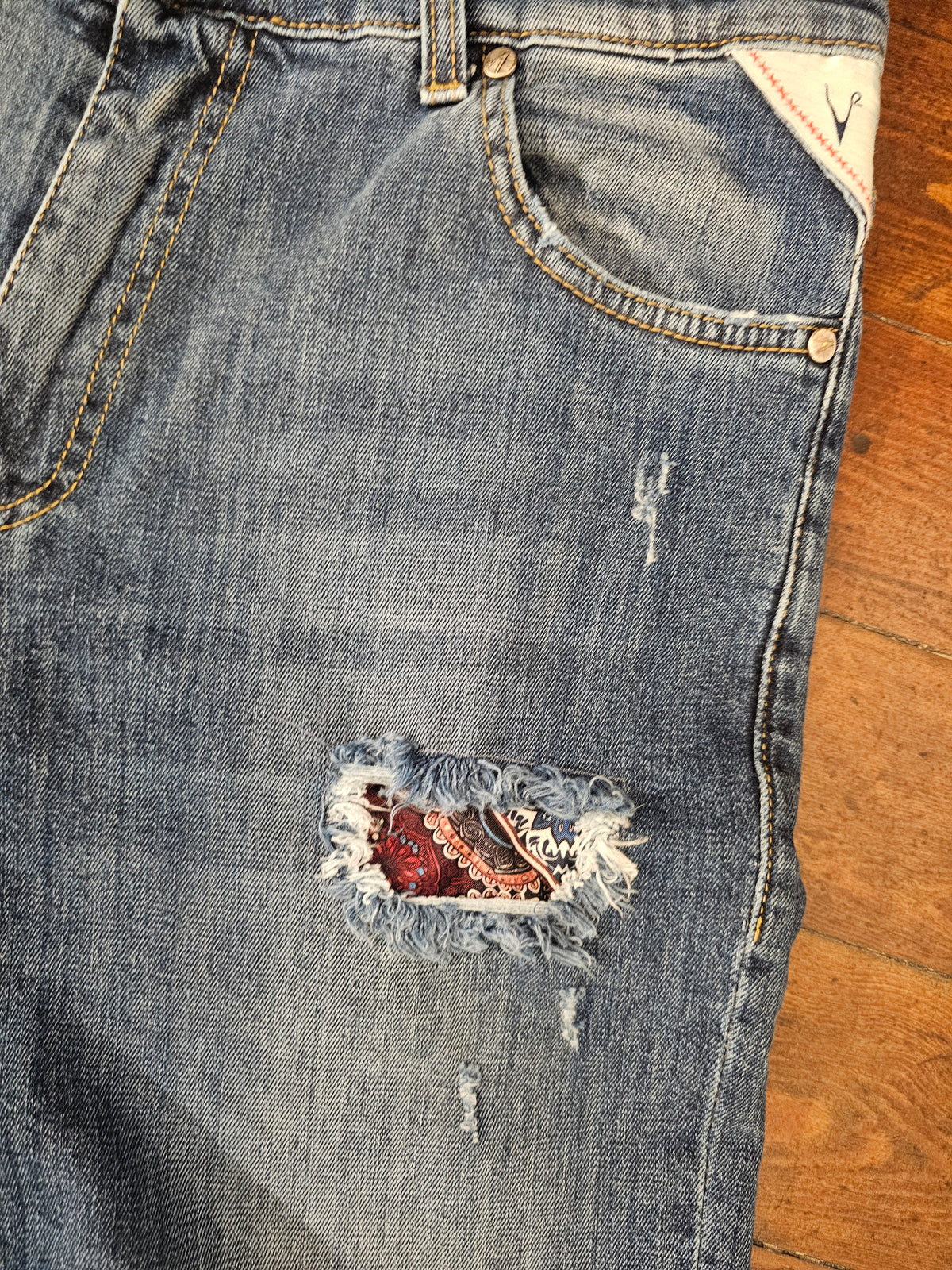 JEANS TASCA A CONTRASTO
