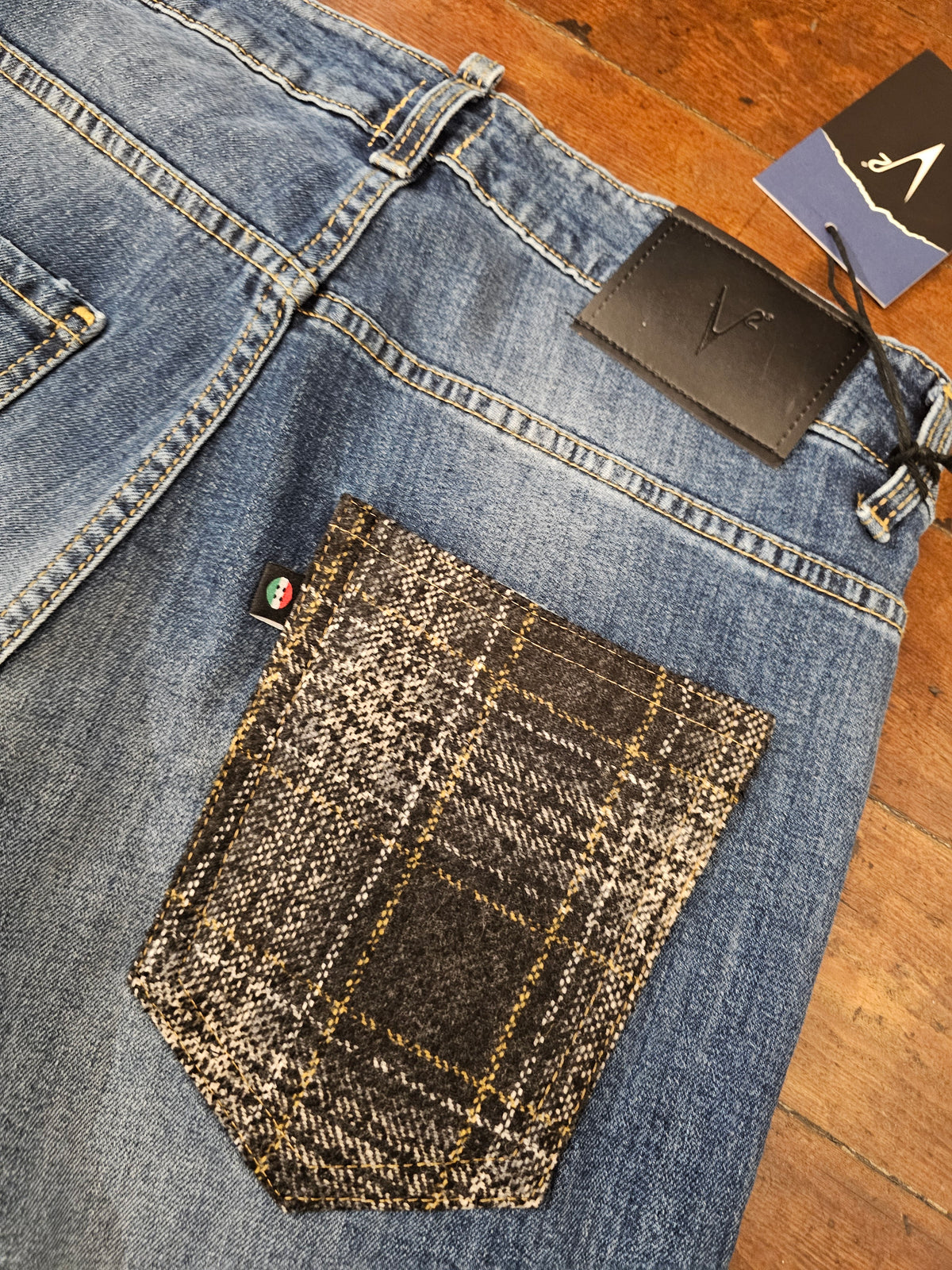JEANS TASCA A CONTRASTO