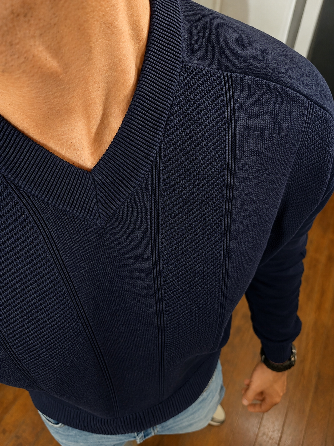 MAGLIA SCOLLO V CON MOTIVO