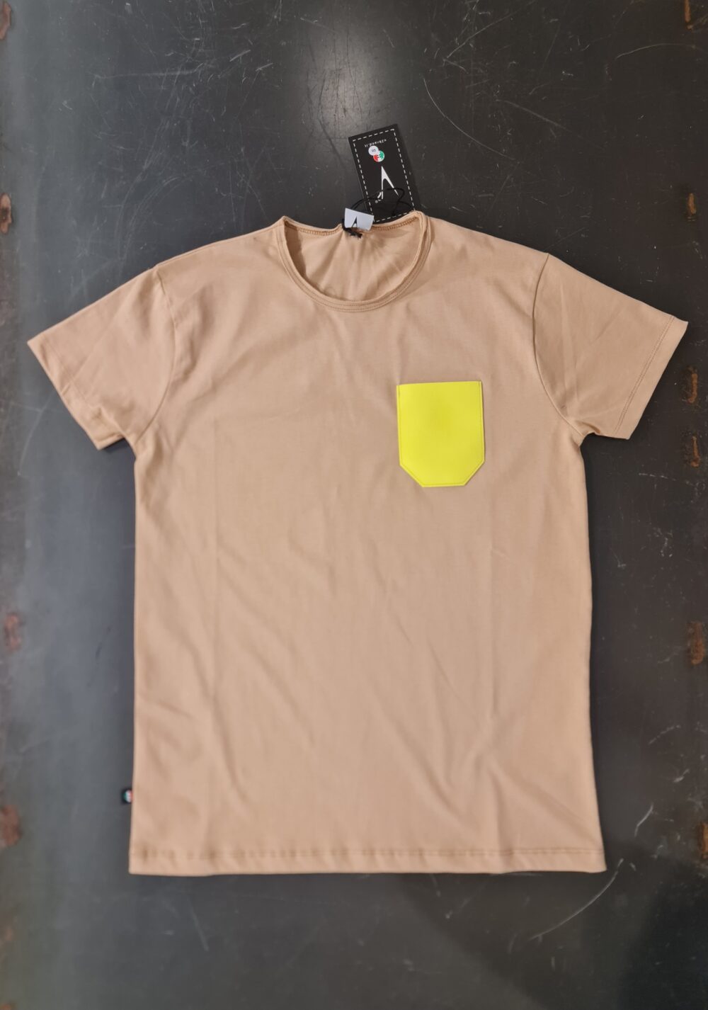 T-SHIRT SABBIA TASCHINO FLUO - immagine 2